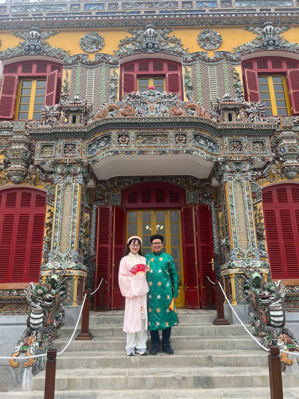 Hạnh phúc viên mãn trước Đại Nội Huế